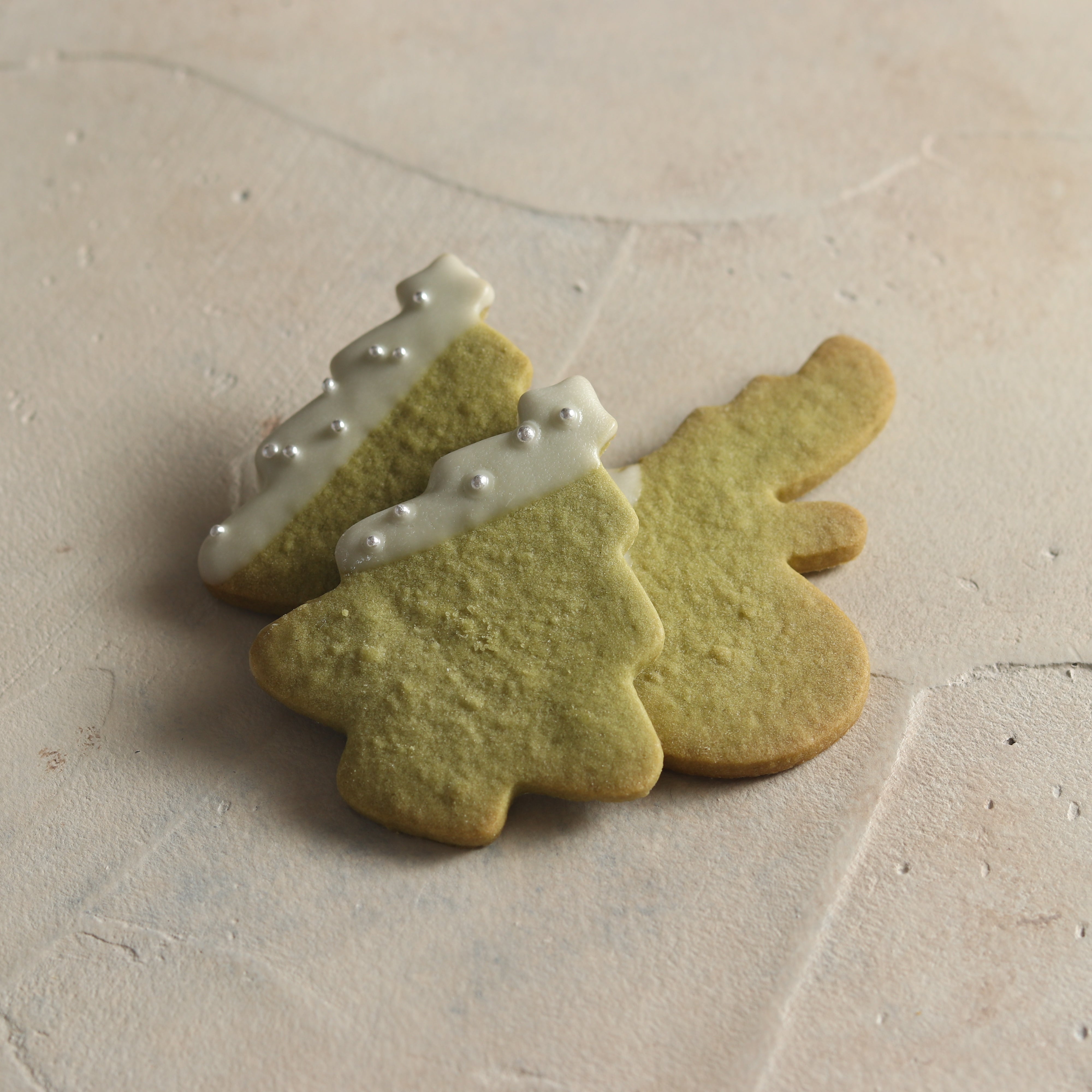 【簡単レシピ】型抜き&チョコアイシングでクリスマスツリークッキーを作ろう!
