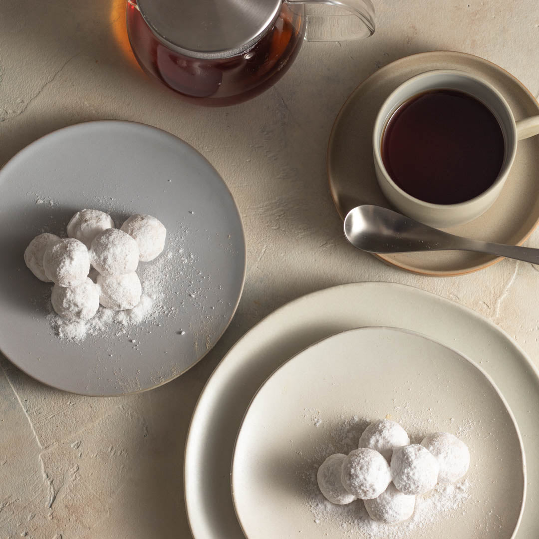 ブールドネージュはフランス語で「雪の球」という意味を持つ焼き菓子。 カリフォルニア産のアーモンドスライスを砕いて混ぜ込み、焼き上げた後には粉砂糖をまぶして仕上げます。 