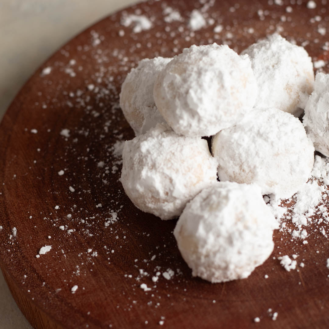 ブールドネージュはフランス語で「雪の球」という意味を持つ焼き菓子。 カリフォルニア産のアーモンドスライスを砕いて混ぜ込み、焼き上げた後には粉砂糖をまぶして仕上げます。 