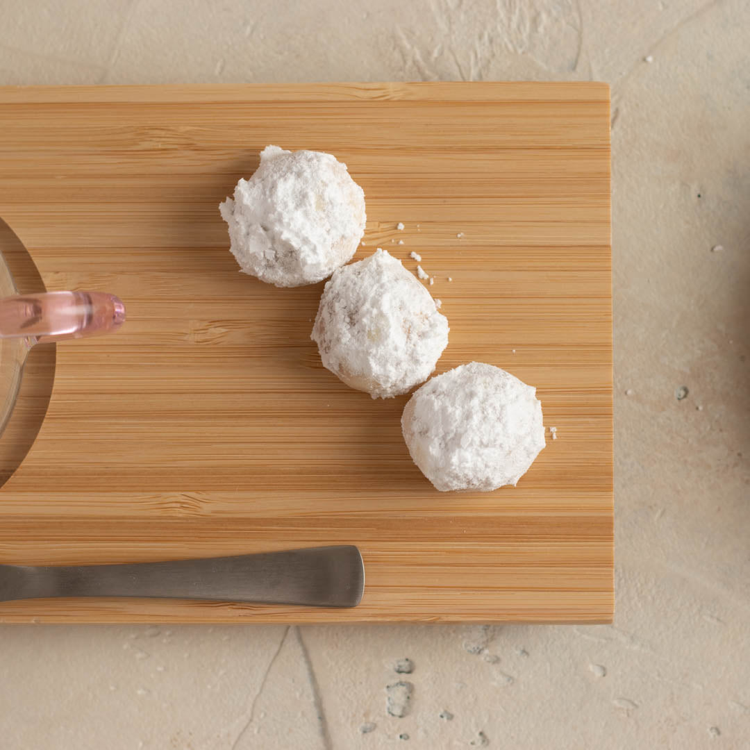 ブールドネージュはフランス語で「雪の球」という意味を持つ焼き菓子。 カリフォルニア産のアーモンドスライスを砕いて混ぜ込み、焼き上げた後には粉砂糖をまぶして仕上げます。 