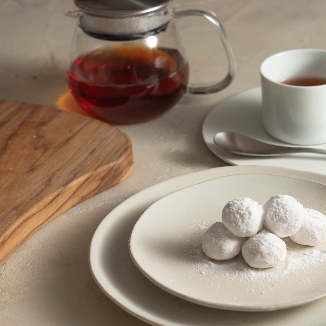 ブールドネージュはフランス語で「雪の球」という意味を持つ焼き菓子。 カリフォルニア産のアーモンドスライスを砕いて混ぜ込み、焼き上げた後には粉砂糖をまぶして仕上げます。 